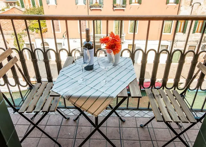 Sunny Nest Canal View In Venice Chic Movida